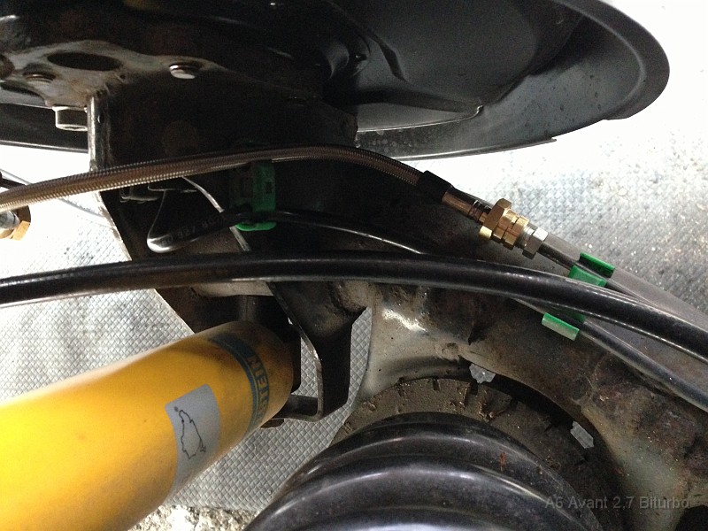 315.jpg - Verlauf der Stahlflexleitung und des Handbremsseils wie beim Werkseinbau