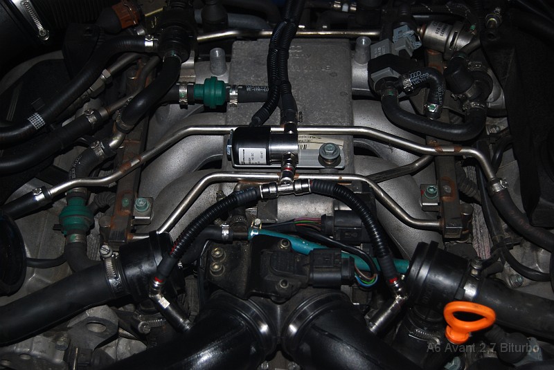 0010.JPG - Befestigung des Solenoid direkt vor den Düsen auf dem Saugrohr.