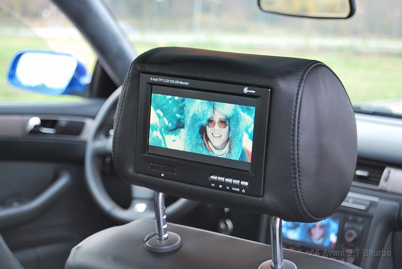 019.JPG - Und damit hinten niemand zu kurz kommt - 6" TFT Displays in den Kopfstützen - Kabel wurden durch den Kopfstützenholm und durch den Sitz geführt.